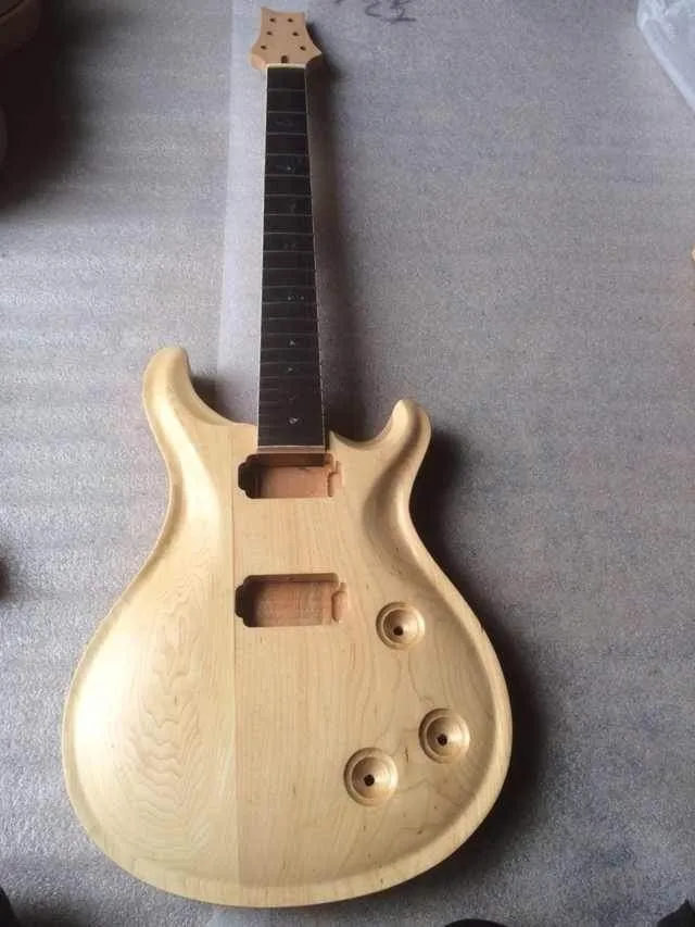Една част от незавършена електрическа китара със собствените си ръце, дизайнер на китара за luthier